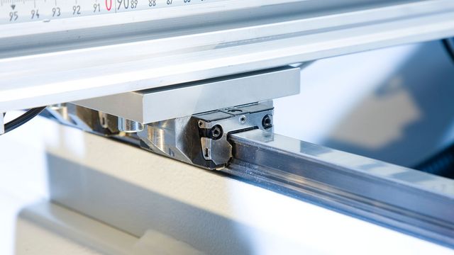 Guías prismáticas correderas de gran precisión, con cobertura de fleje de acero para todos los ejes móviles. Guías prismáticas correderas de gran precisión, con cobertura de fleje de acero para todos los ejes móviles.