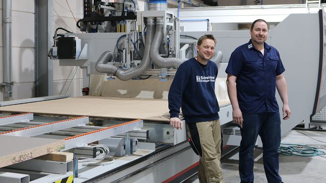 Referencia del cliente K & M con el centro de mecanizado CNC de anidamiento Nextec 7735 Referencia del cliente K & M con el centro de mecanizado CNC de anidamiento Nextec 7735