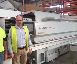 Cliente de referencia de HOLZHER Timberline en Australia con la encoladora de cantos ACCURA