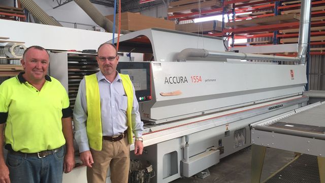 Cliente de referencia de HOLZHER Timberline en Australia con la encoladora de cantos ACCURA