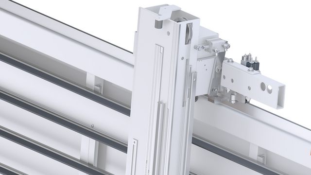 La barra de sierra superior con bloqueo neumático, puede manejarse desde el panel de control con solo presionar un botón. La barra de sierra superior con bloqueo neumático, puede manejarse desde el panel de control con solo presionar un botón.