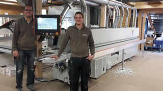 El fiel cliente de HOLZ-HER Kobe de Reutlingen con la chapadora de cantos LUMINA 1380