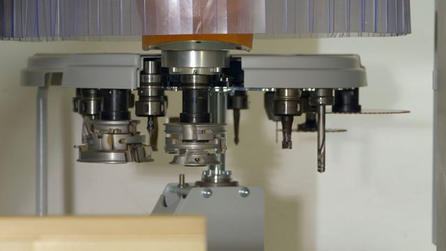 La unidad de fresado de 5 ejes como una «quinta» dimensión en el mecanizado de madera Unidad de fresado de 5 ejes: cabeza de mecanizado en cardán de hasta 17 kW de potencia