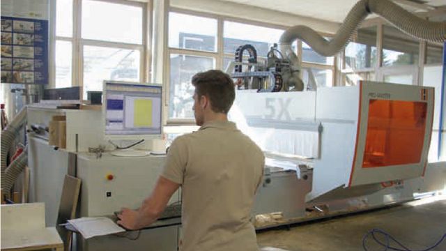 Mejores experiencias de la empresa Max’s Möbelwerkstatt con la máquina CNC de Holzher Referencia de la Pro-Master 7125 CNC de 5 ejes de HOLZ-HER