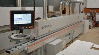 Zufriedener HOLZHER Kunde Krocker mit Kantenanleimmaschine LUMINA