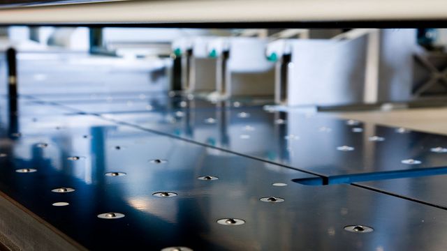 Mesa de máquina con aire acondicionado y cojines de aire delante y detrás de la línea de sierra Mesa de máquina con aire acondicionado y cojines de aire delante y detrás de la línea de sierra