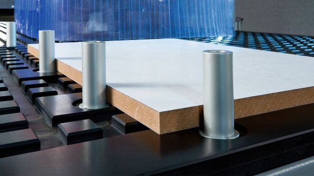 Mesa de Nesting de alta potencia: La tecnología Nesting permite el procesamiento optimizado y el fresado de materiales de panel. Mesa de Nesting altamente flexible: La tecnología Nesting permite el procesamiento optimizado y el fresado de materiales de panel.
